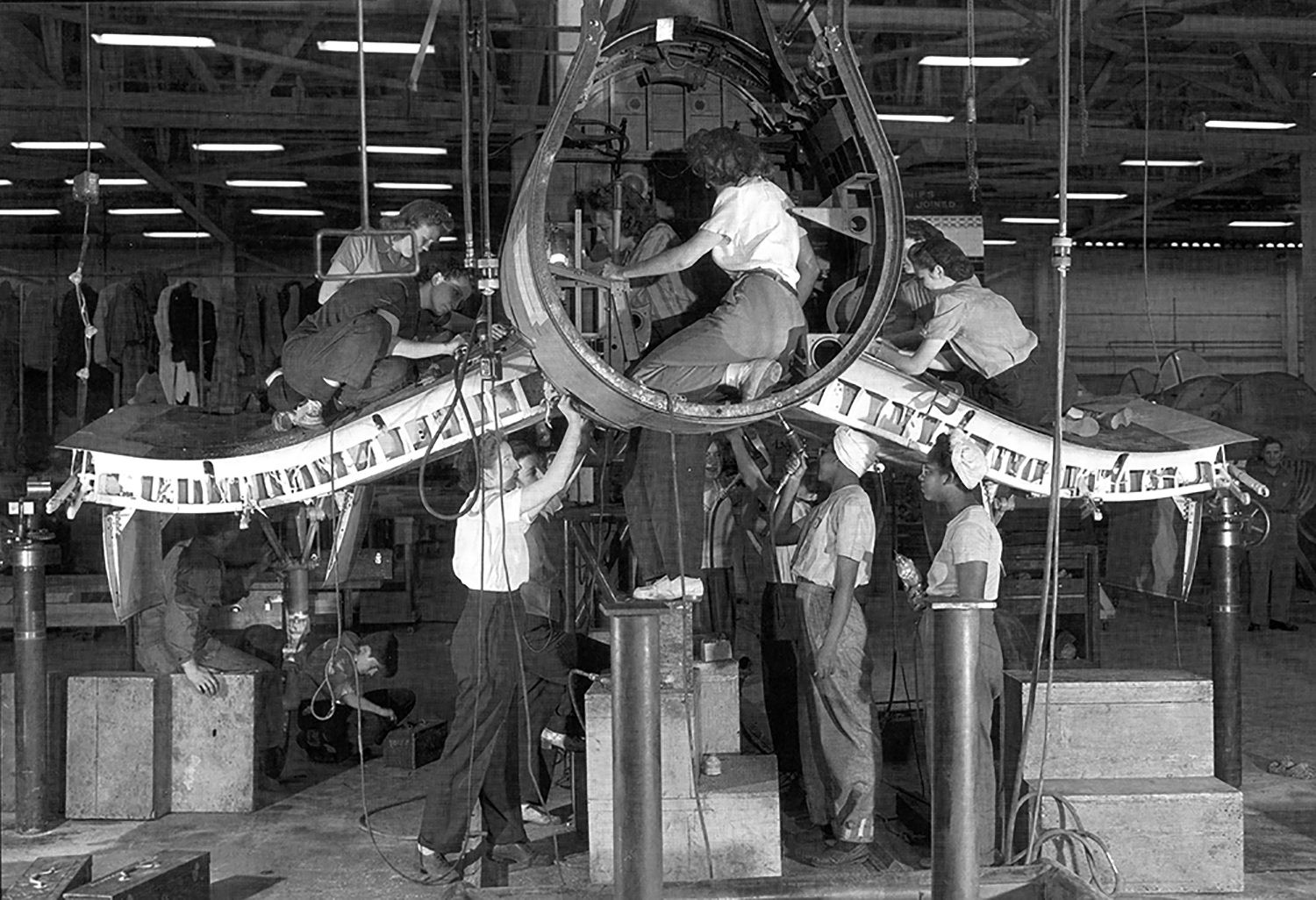 1940s-Women-manufacturing-Corsairs-1500px